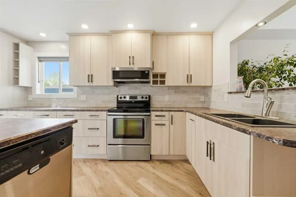 206 Highwood Village Place NW