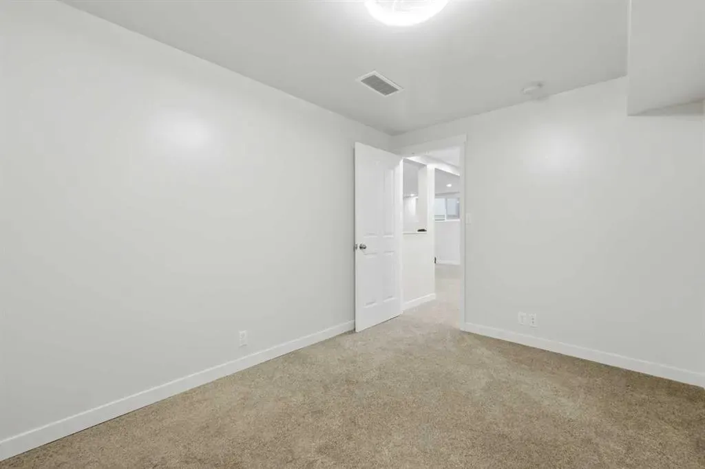 206 Highwood Village Place NW
