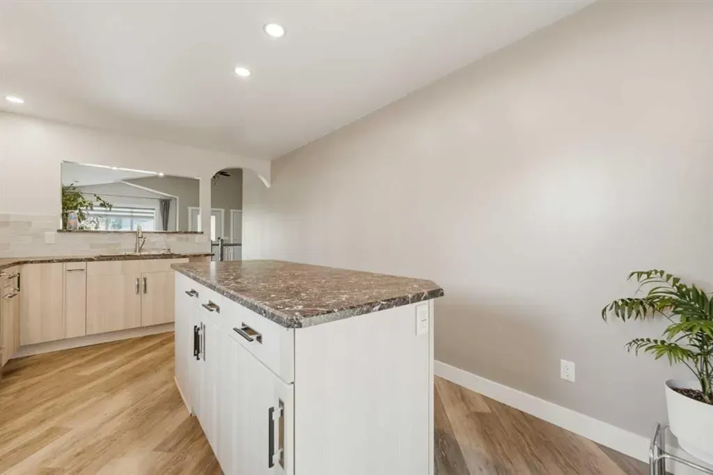 206 Highwood Village Place NW