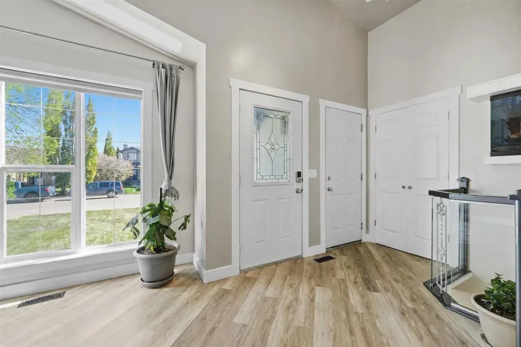 206 Highwood Village Place NW