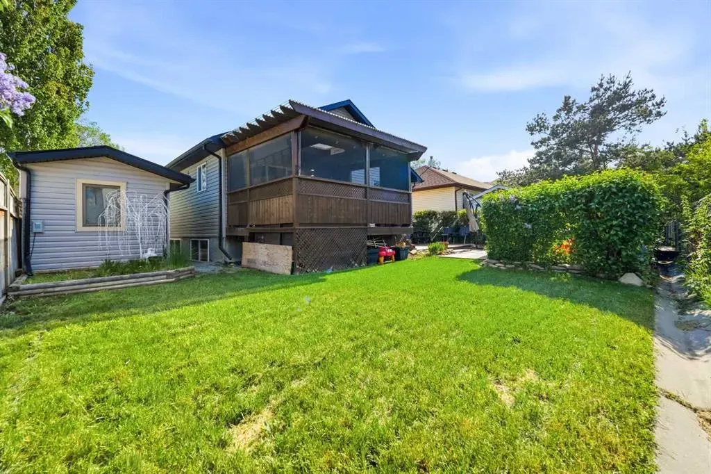 206 Highwood Village Place NW