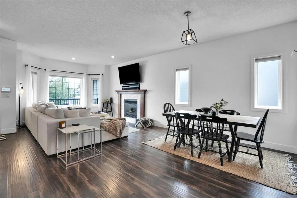 112 Aspen Creek Crescent