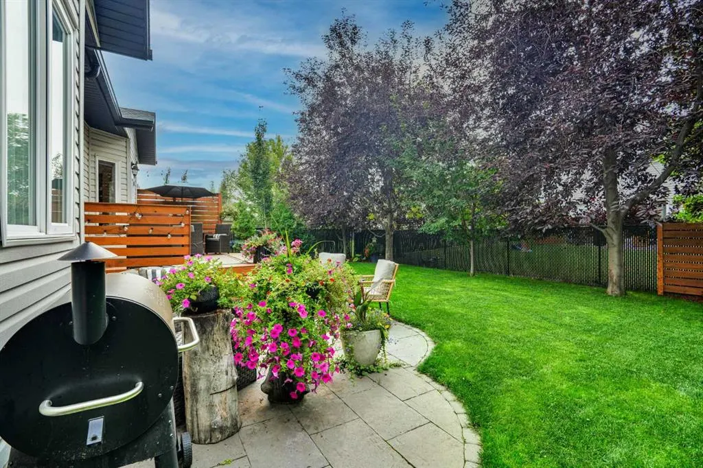 112 Aspen Creek Crescent