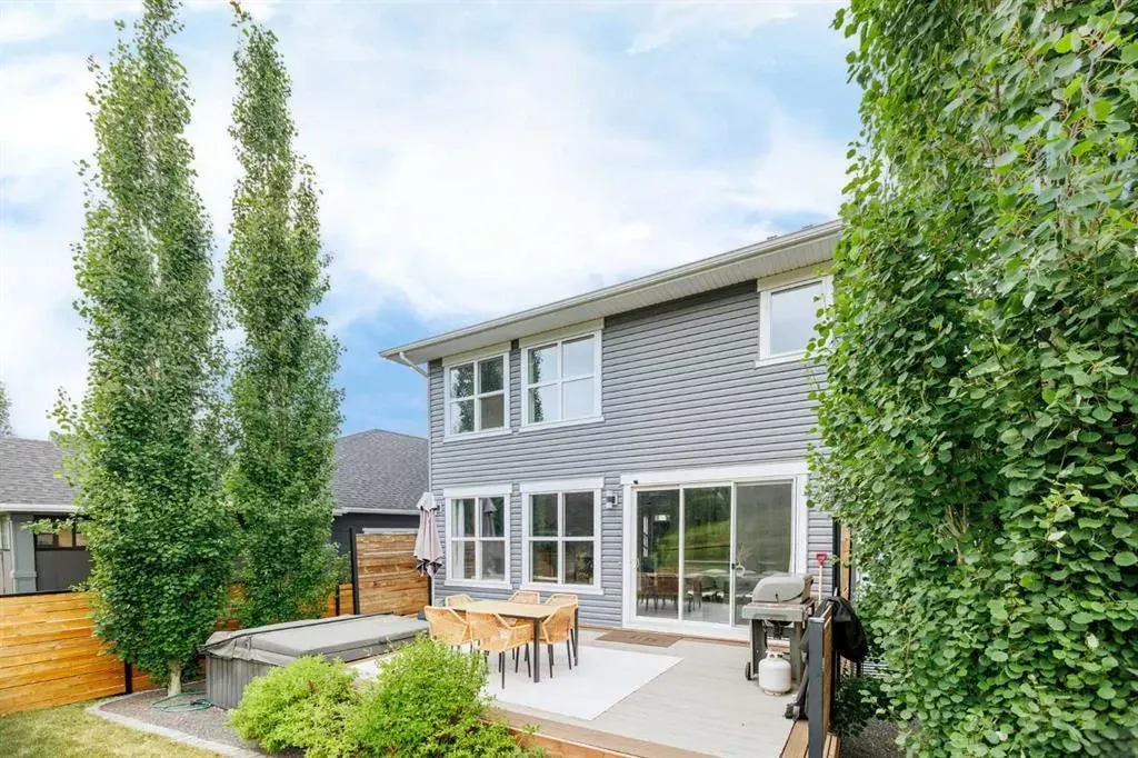 100 Crestbrook View SW