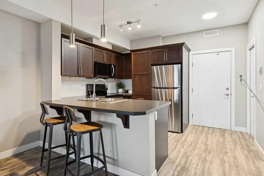 20 Royal Oak Plaza NW #222