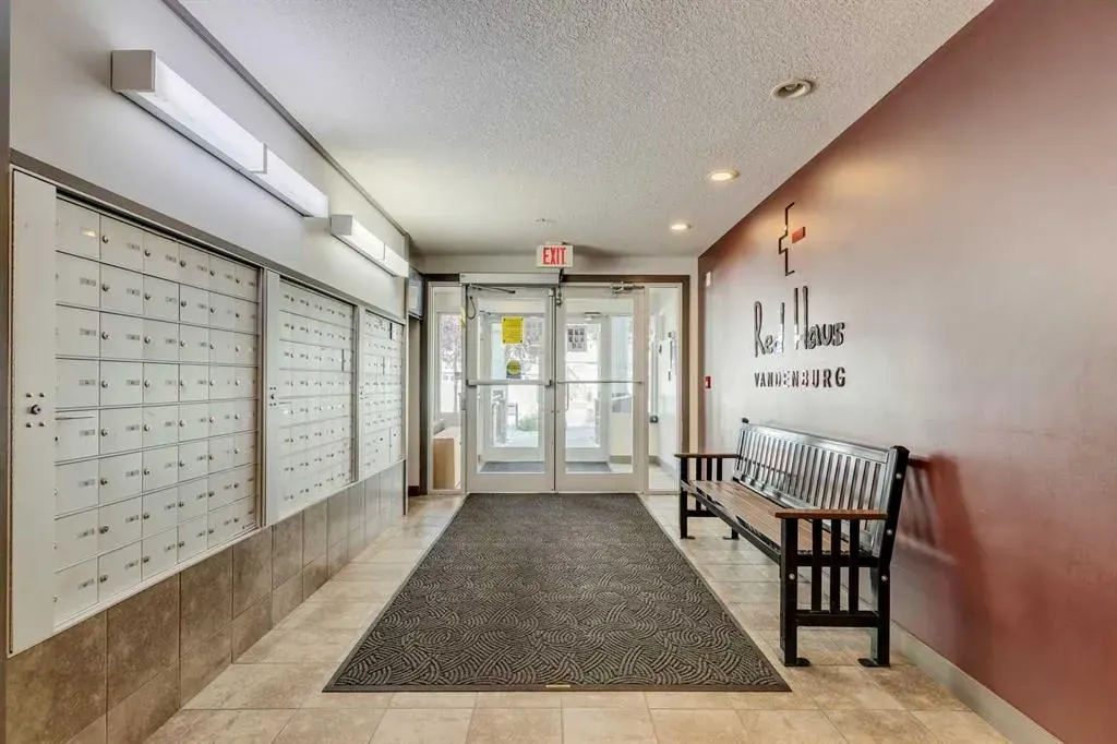 20 Royal Oak Plaza NW #222