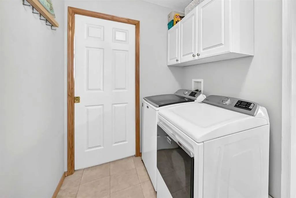 27 Lloyd Crescent NE