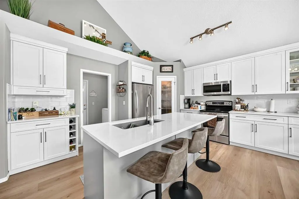 27 Lloyd Crescent NE