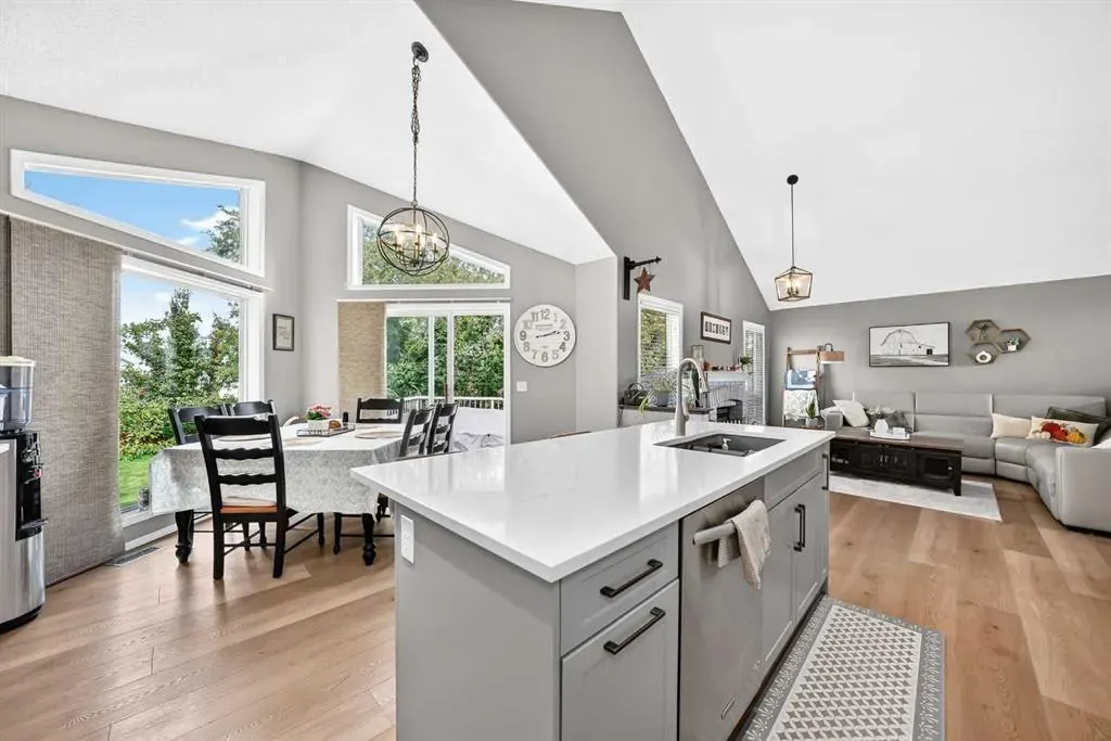 27 Lloyd Crescent NE