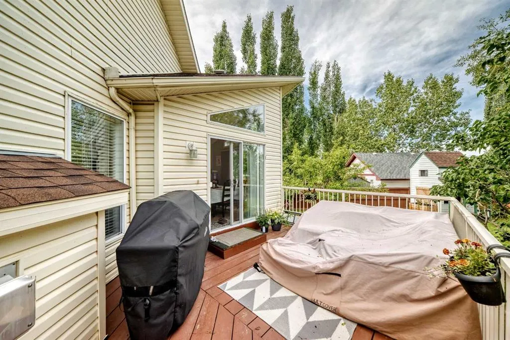 27 Lloyd Crescent NE
