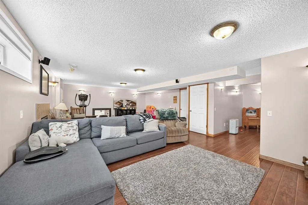 27 Lloyd Crescent NE