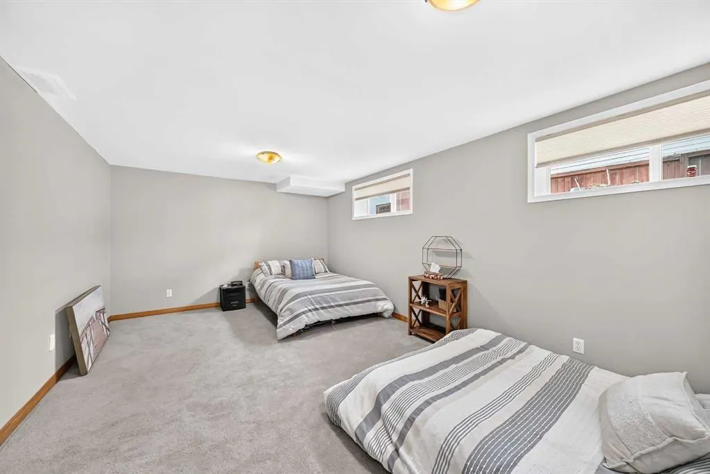 27 Lloyd Crescent NE