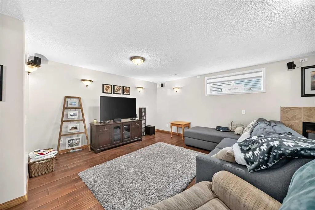 27 Lloyd Crescent NE