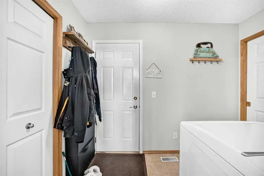 27 Lloyd Crescent NE