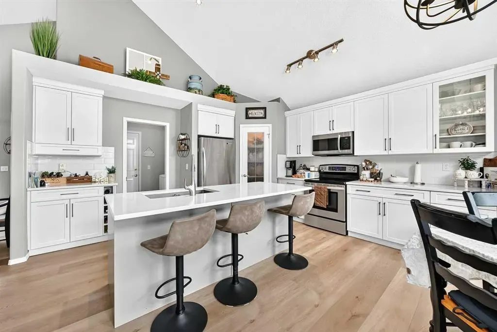 27 Lloyd Crescent NE