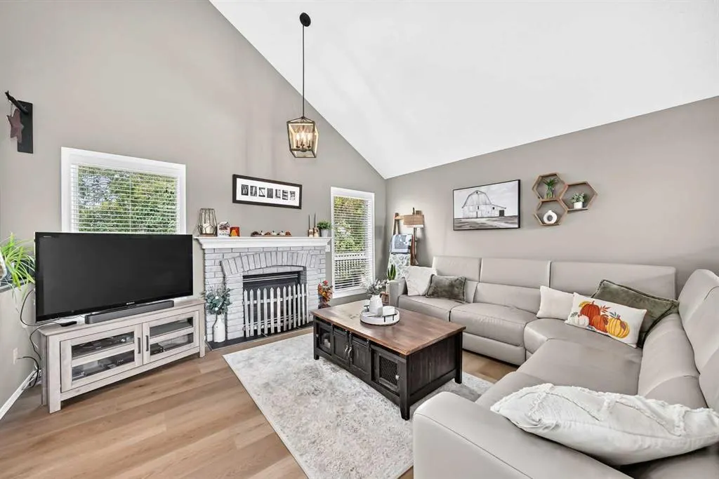 27 Lloyd Crescent NE