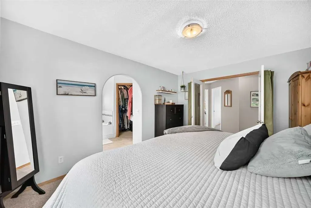 27 Lloyd Crescent NE