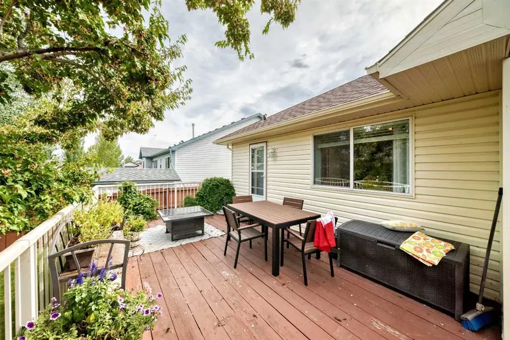 27 Lloyd Crescent NE