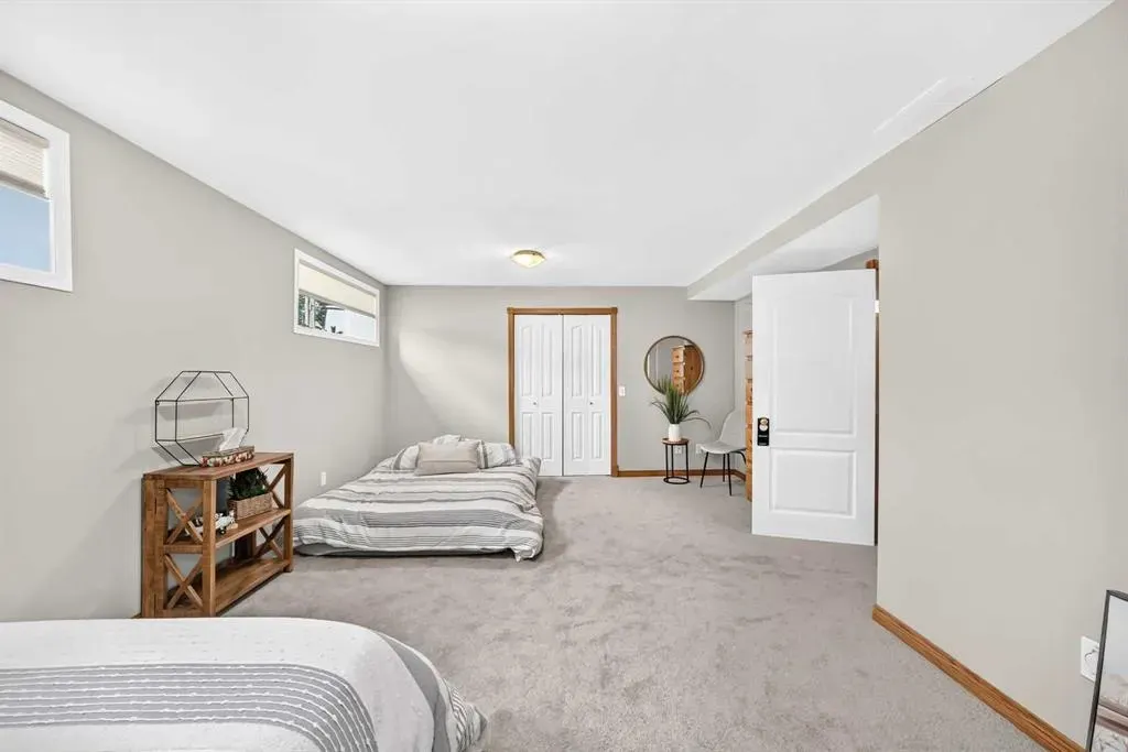 27 Lloyd Crescent NE