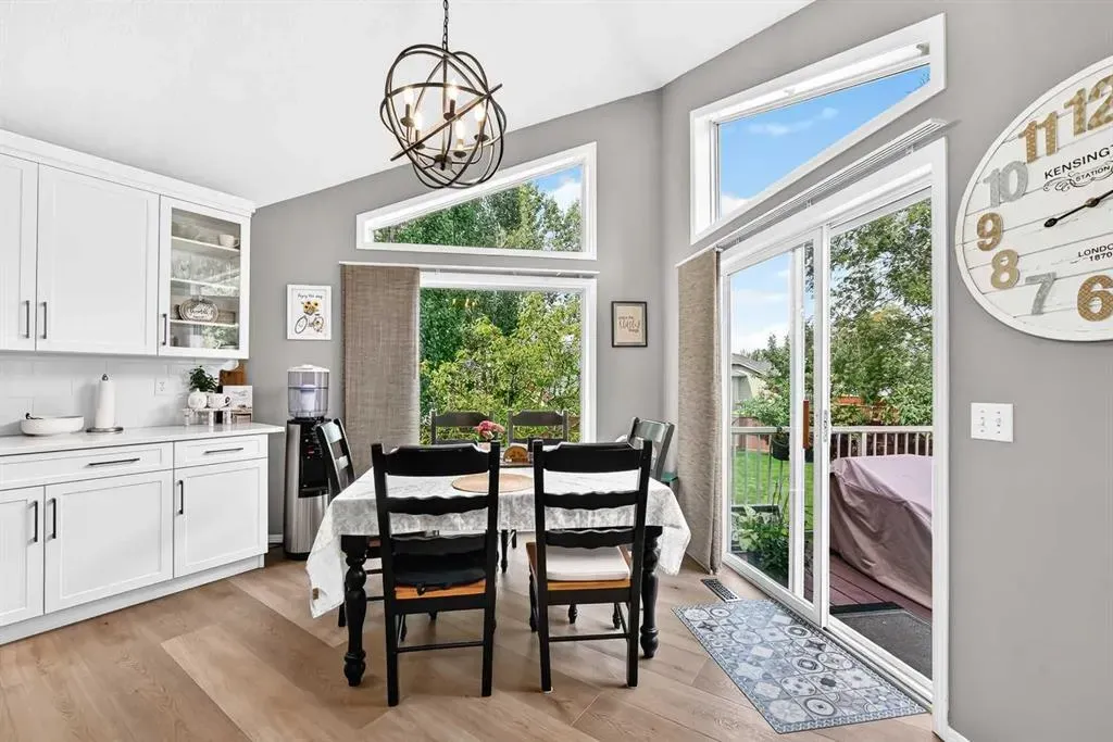27 Lloyd Crescent NE