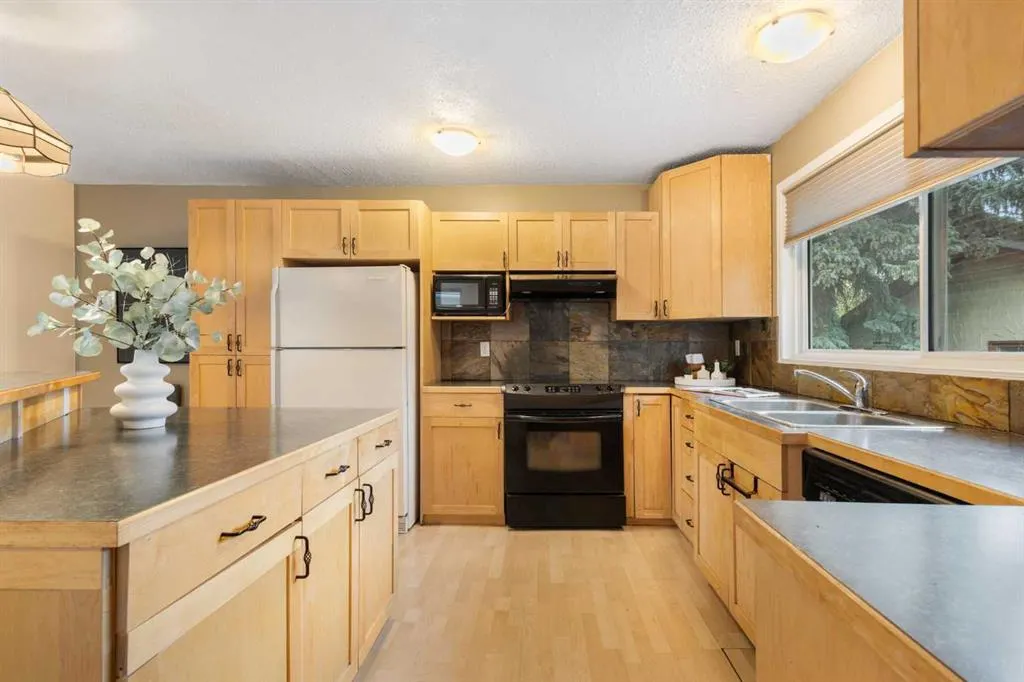 112 Silverthorn Road NW
