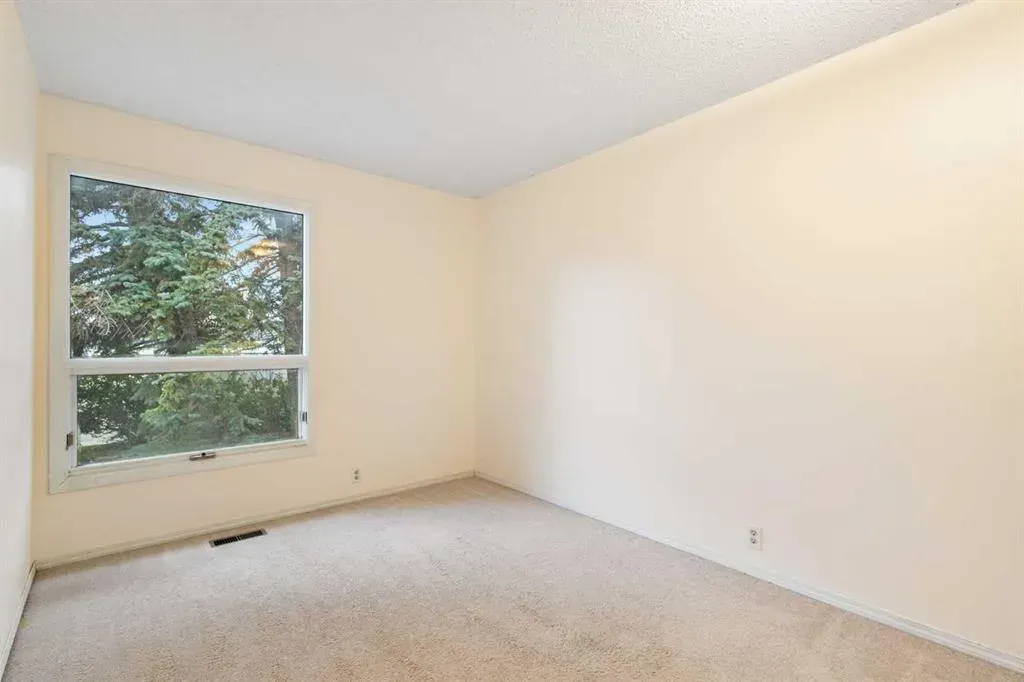 112 Silverthorn Road NW