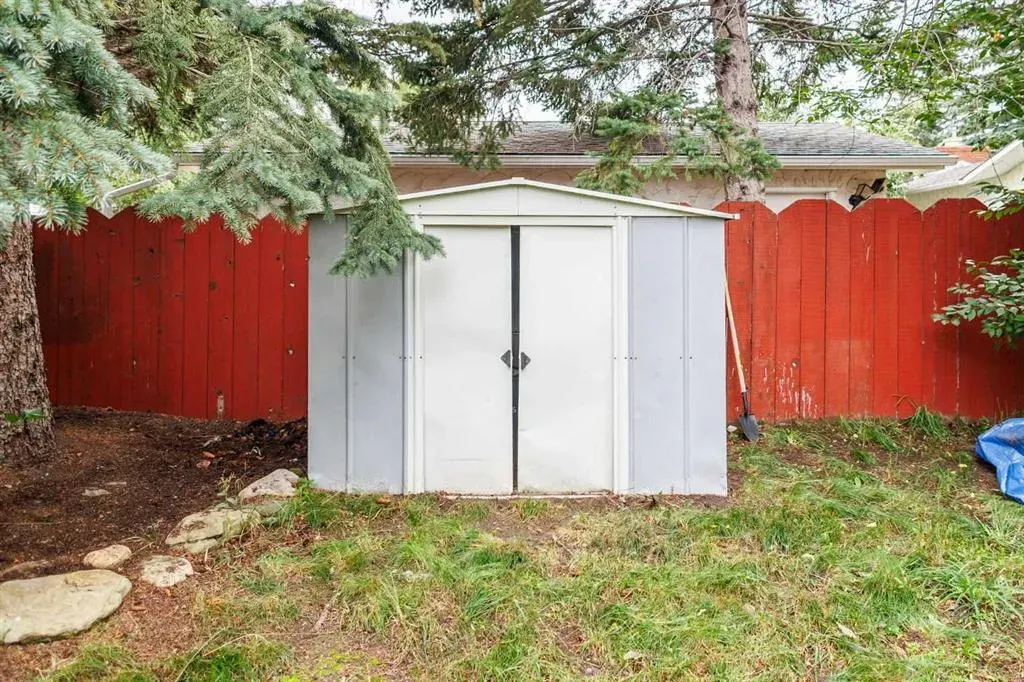 112 Silverthorn Road NW
