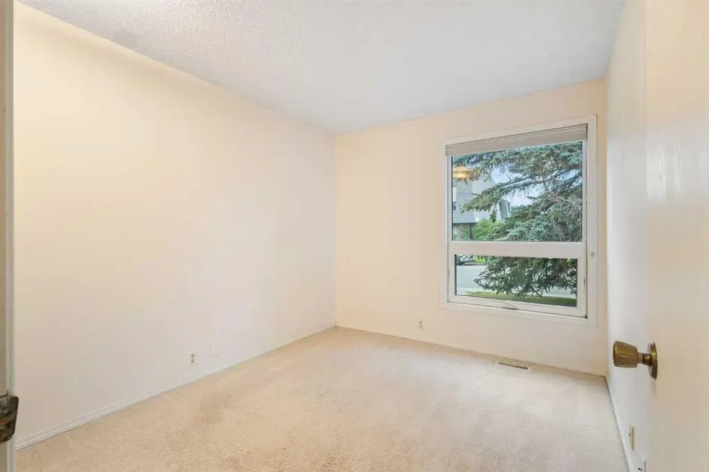 112 Silverthorn Road NW