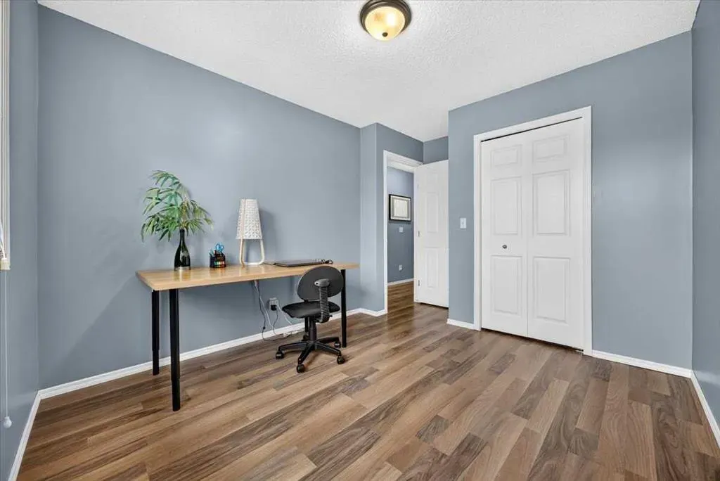 113 Canoe Square SW