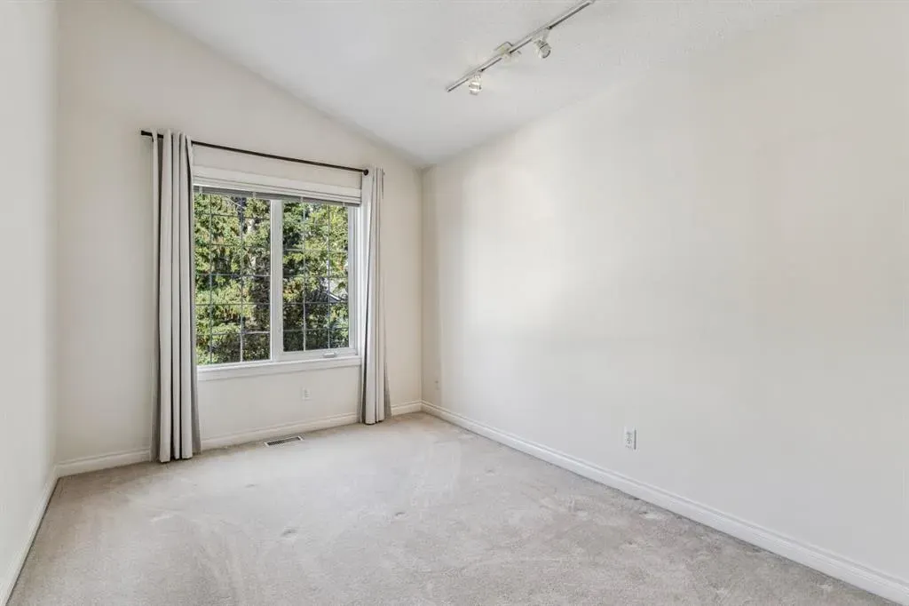 16 Varsity Estates Gardens NW