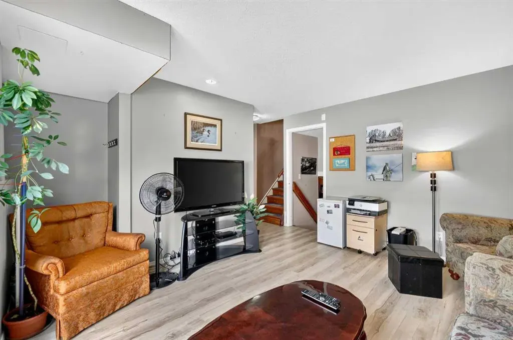 12 Brentwood Drive E