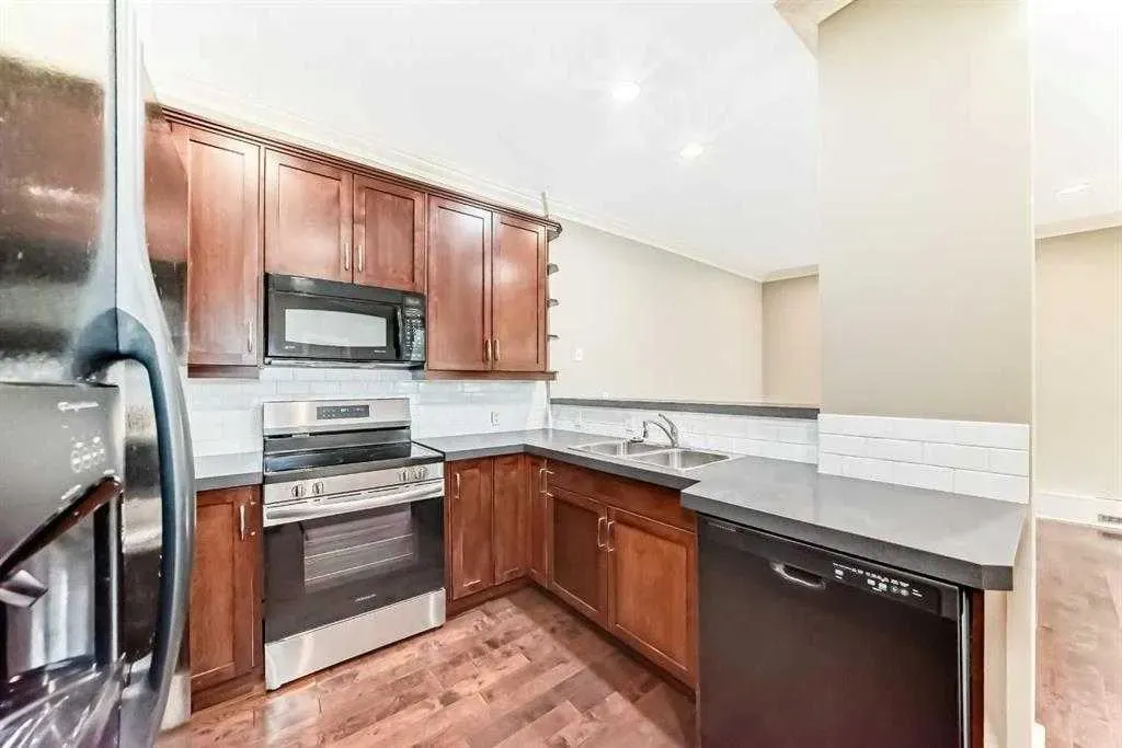 323 13 Avenue SW #101