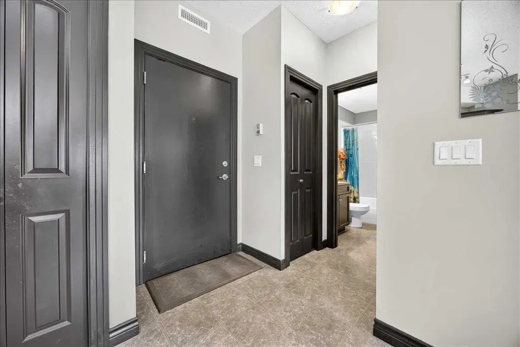 30 Royal Oak Plaza NW #218