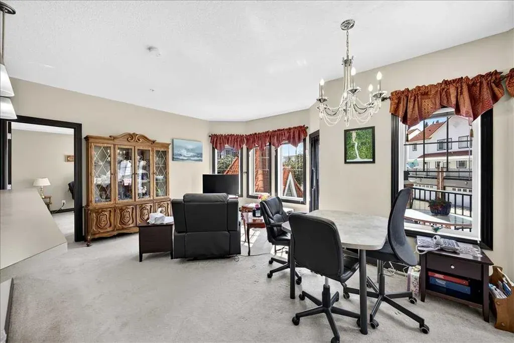 30 Royal Oak Plaza NW #218