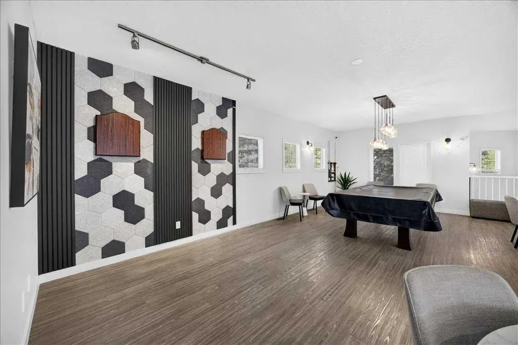 30 Royal Oak Plaza NW #218