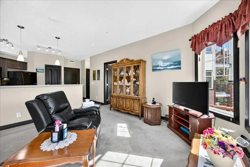 30 Royal Oak Plaza NW #218