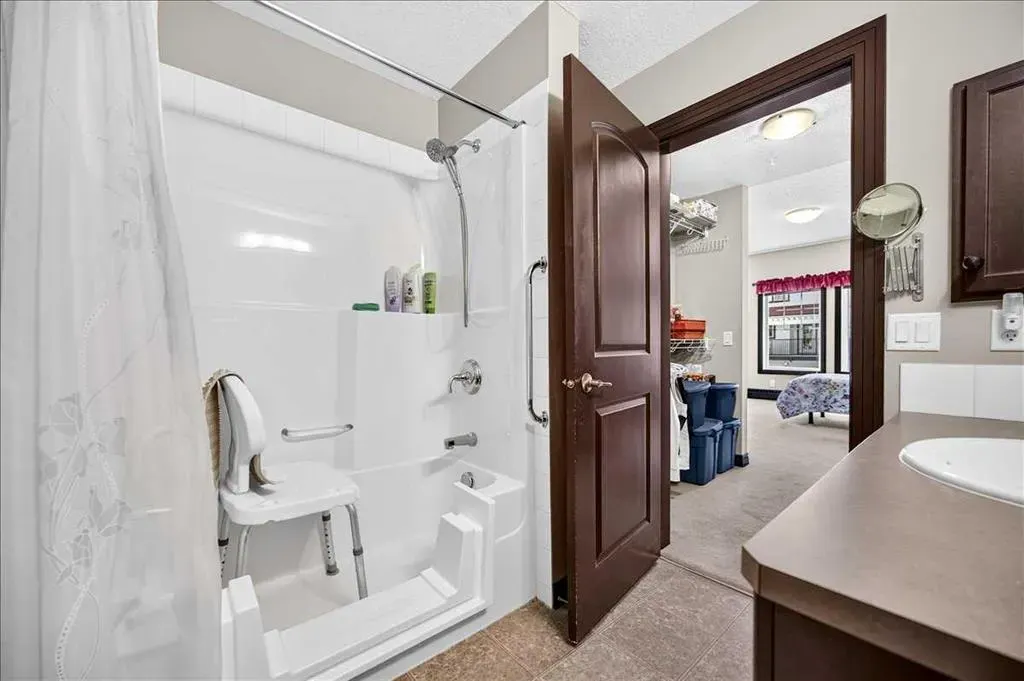 30 Royal Oak Plaza NW #218