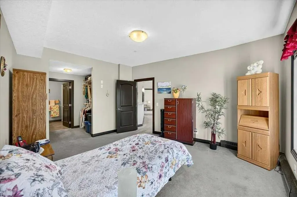 30 Royal Oak Plaza NW #218