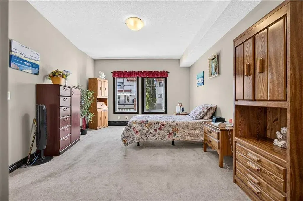 30 Royal Oak Plaza NW #218