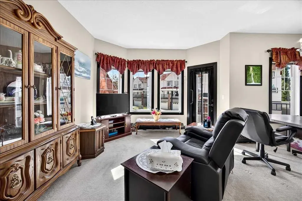 30 Royal Oak Plaza NW #218
