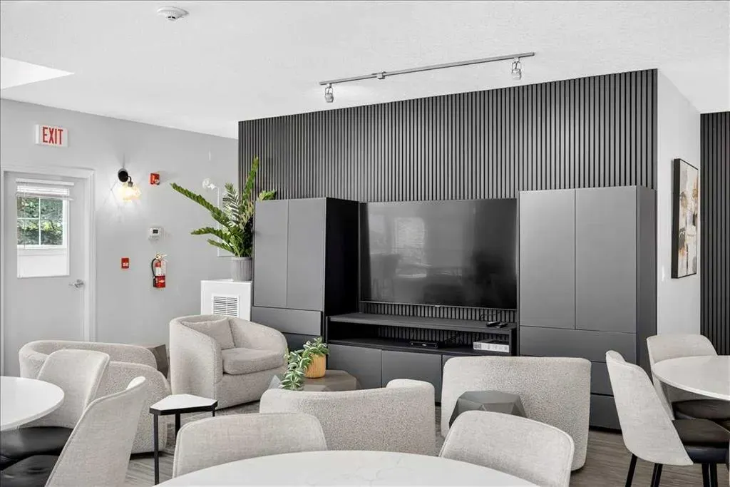 30 Royal Oak Plaza NW #218