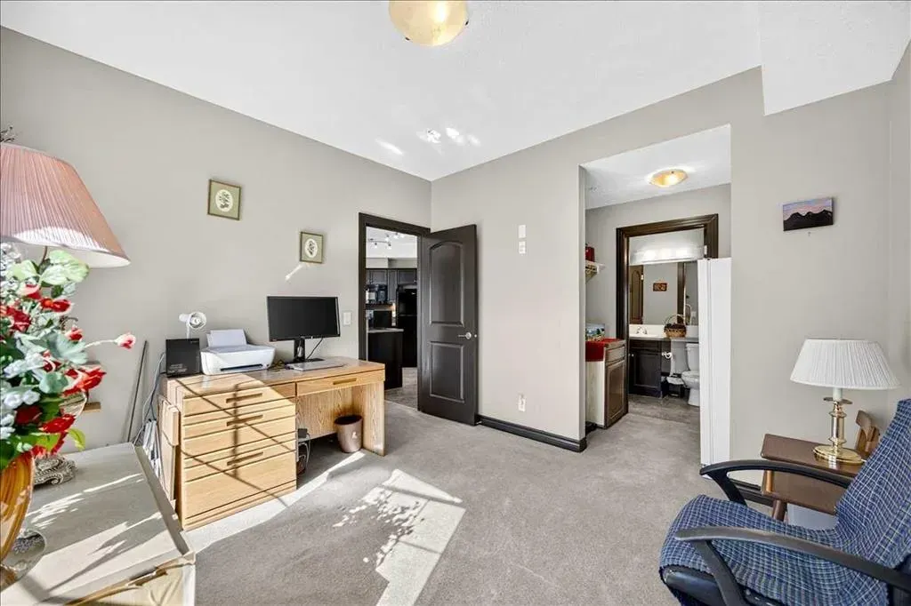 30 Royal Oak Plaza NW #218