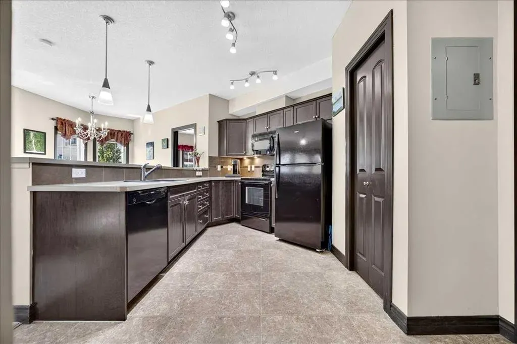 30 Royal Oak Plaza NW #218