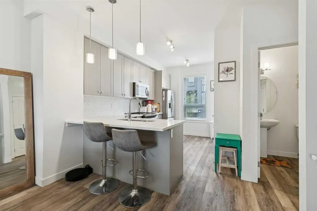 11 Evanscrest Mews NW #108