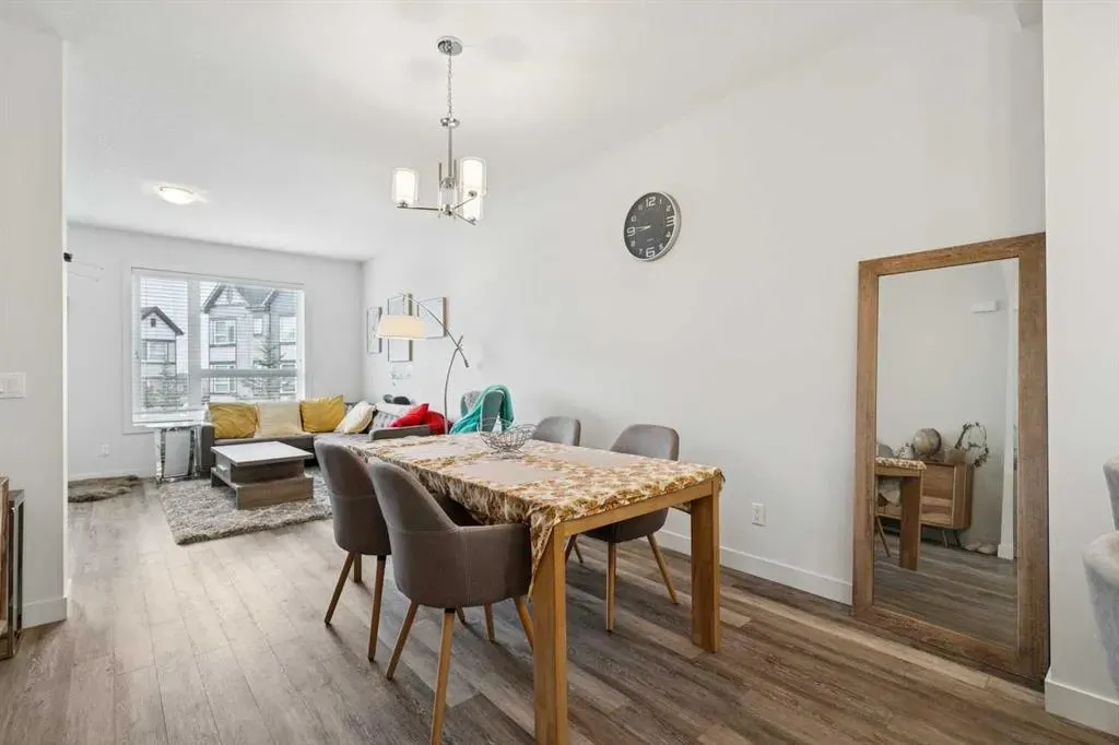 11 Evanscrest Mews NW #108
