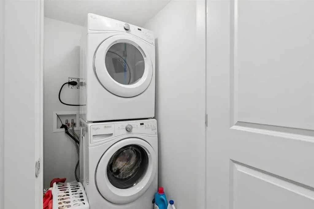 11 Evanscrest Mews NW #108