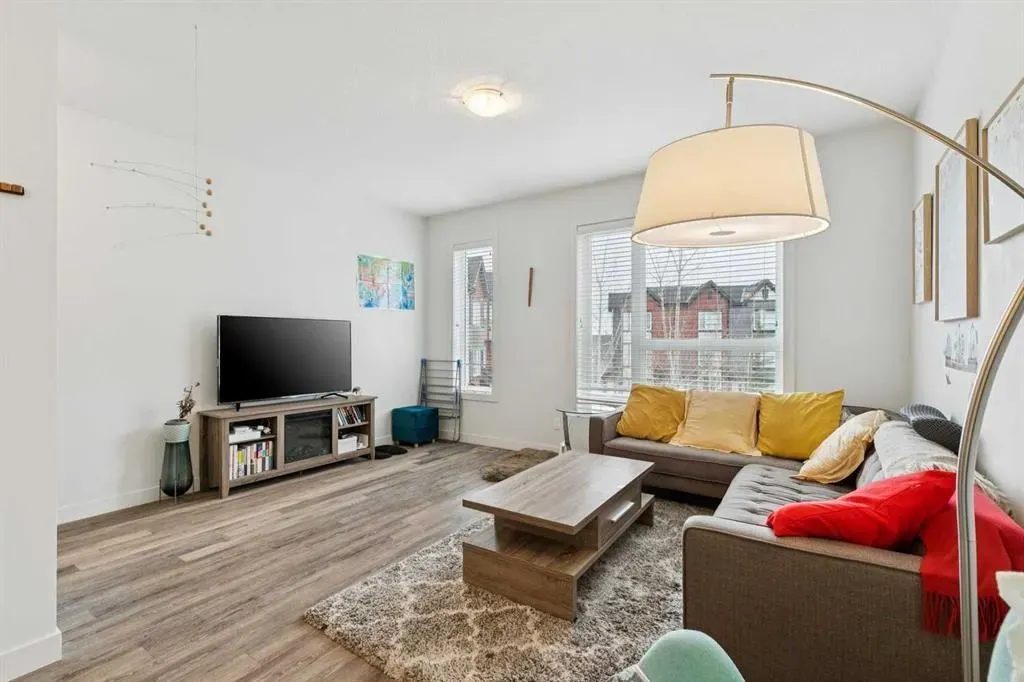 11 Evanscrest Mews NW #108