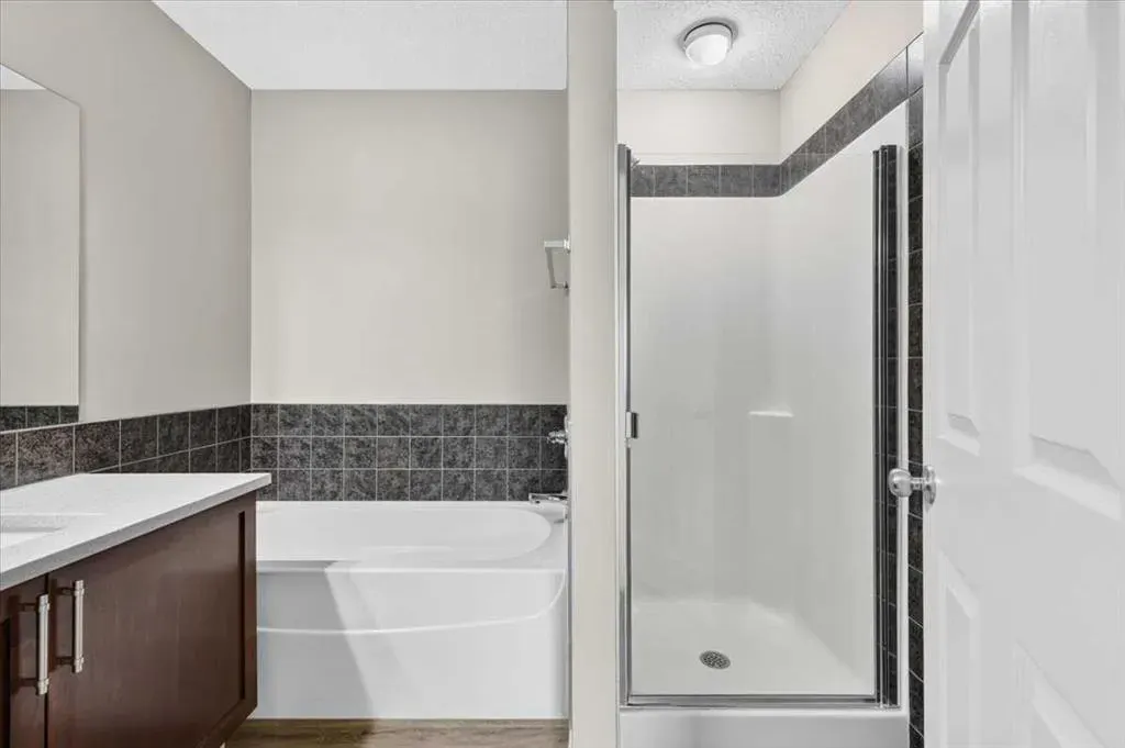 380 Royal Oak Heights NW