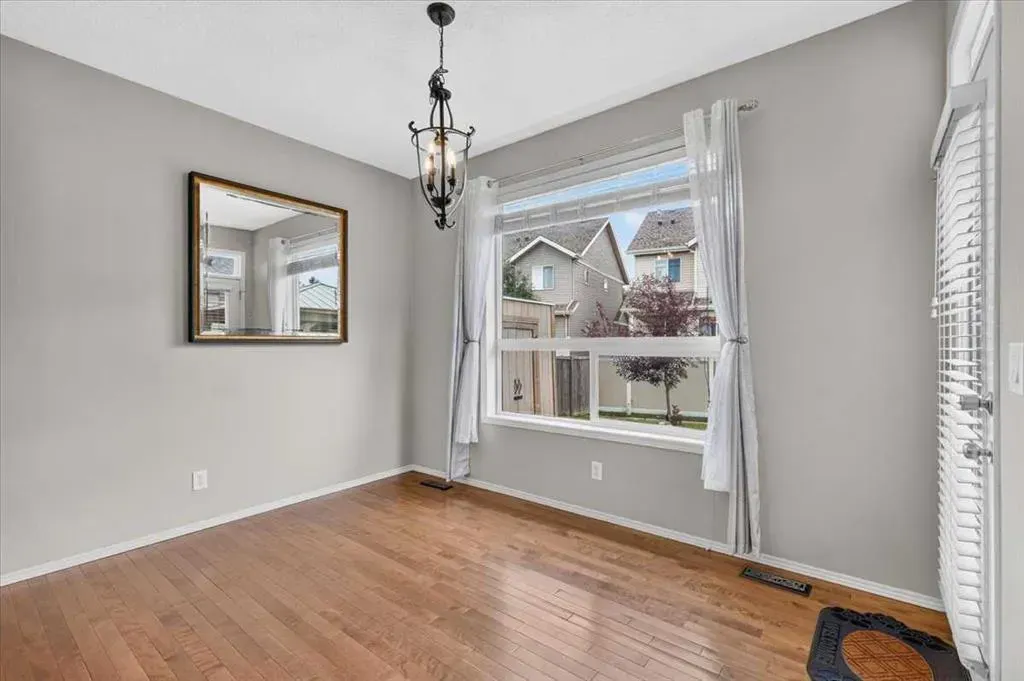 380 Royal Oak Heights NW