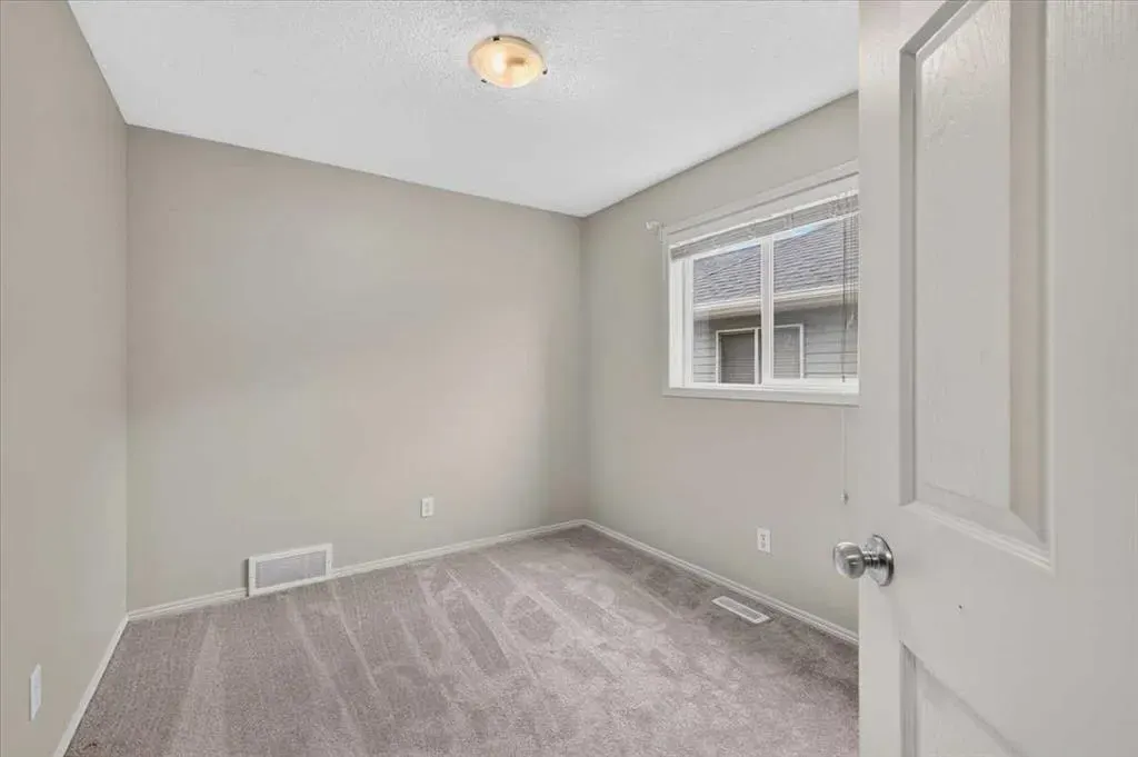 380 Royal Oak Heights NW